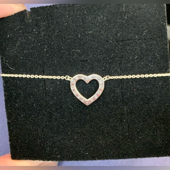 Pandora - Picture 2 of 5